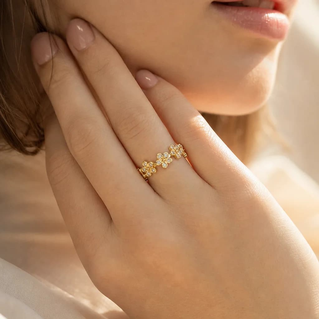 Ring madeliefjes met steentjes goud