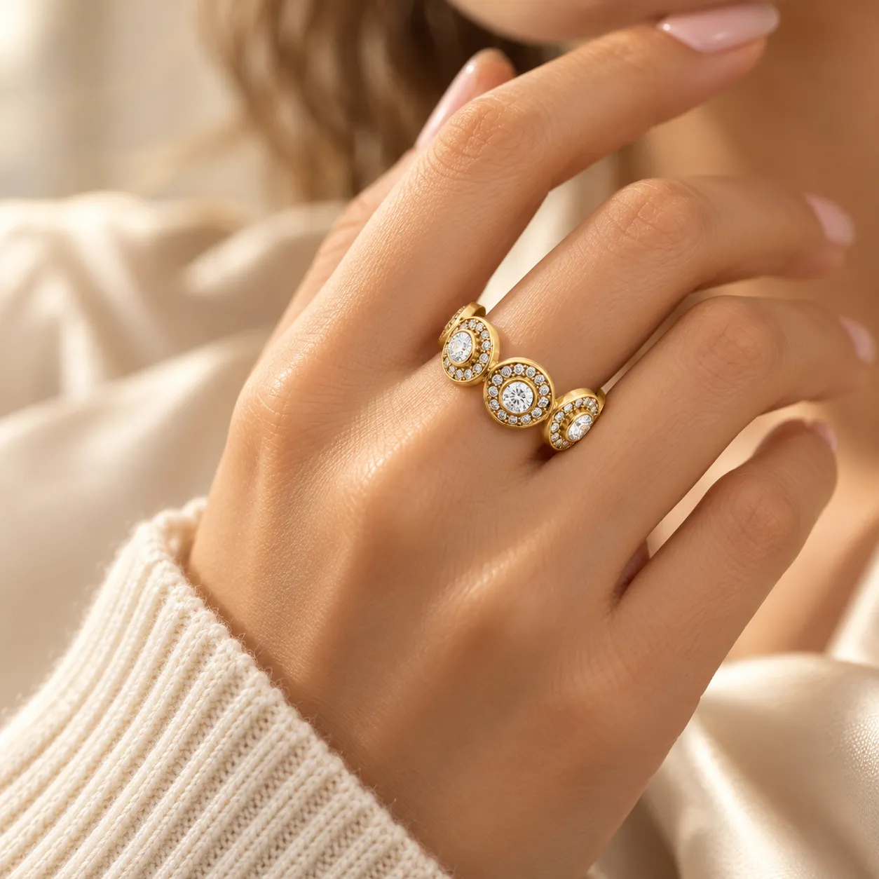 Ring met drie ronde steentjes goud