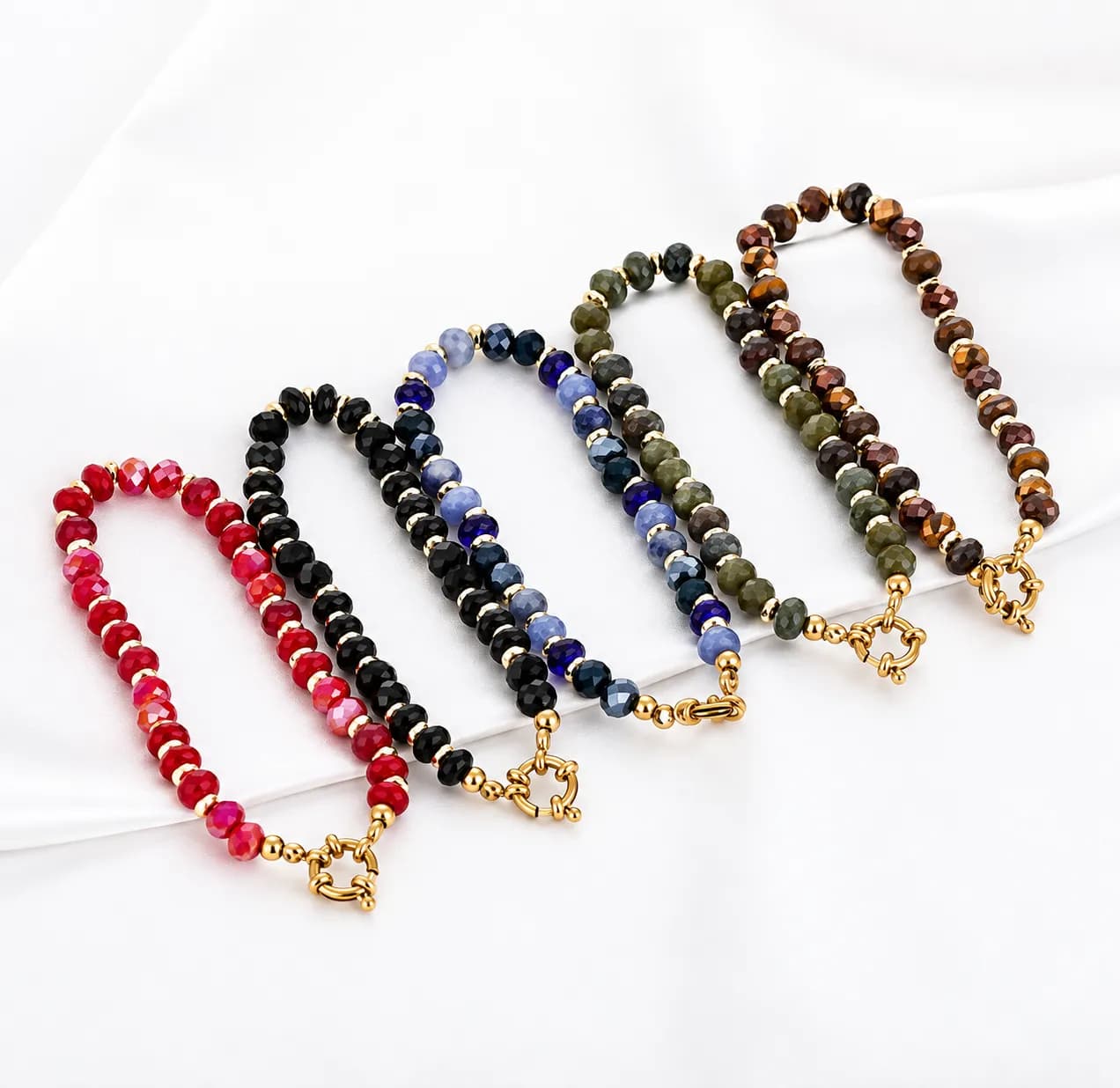 Kralenarmband met goudkleurige details