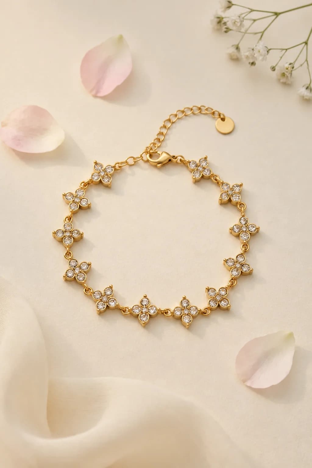 Gouden bloemenarmband met steentjes