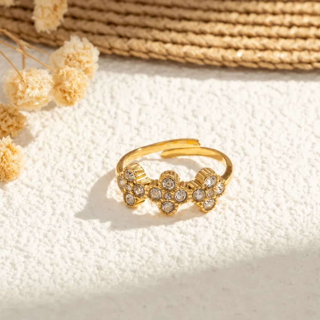 Ring met drie bloemen en steentjes