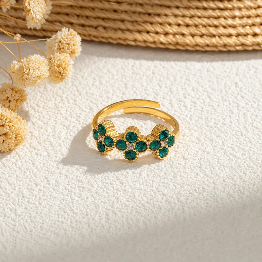 Ring met drie bloemen en steentjes