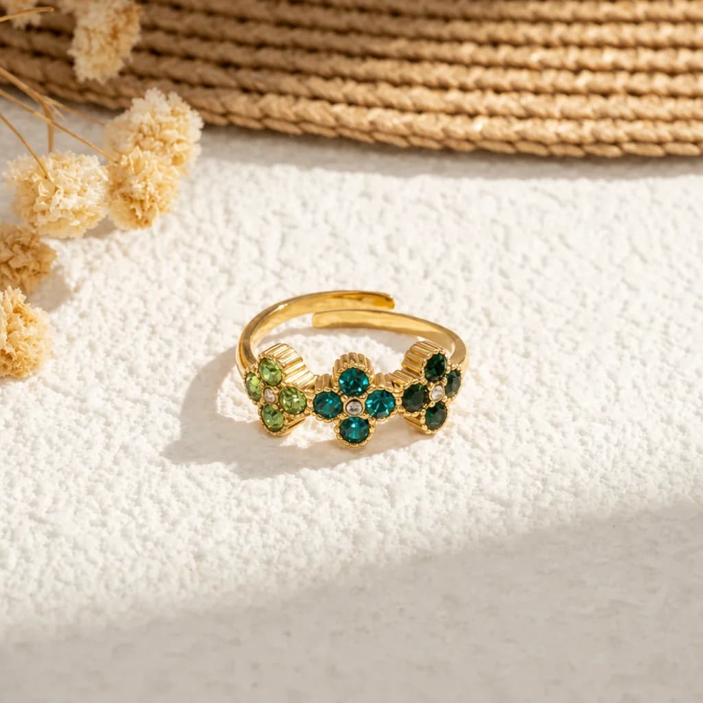 Ring met drie bloemen en steentjes