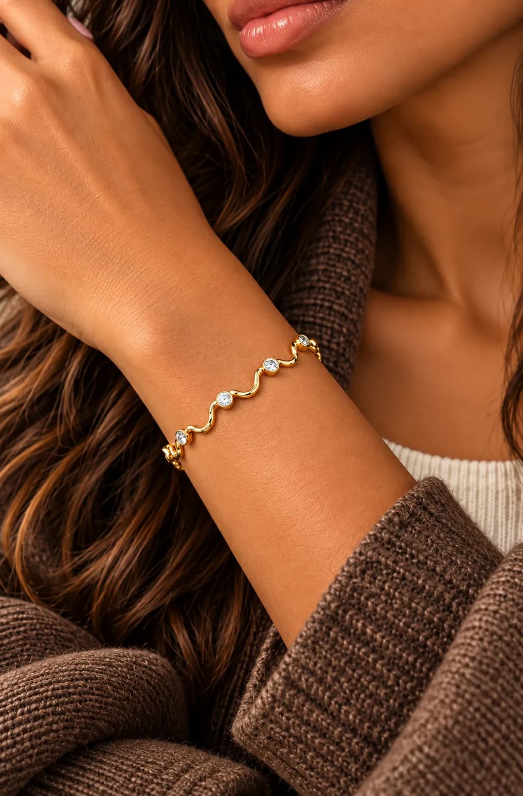 Golvende armband goud met ronde steentjes