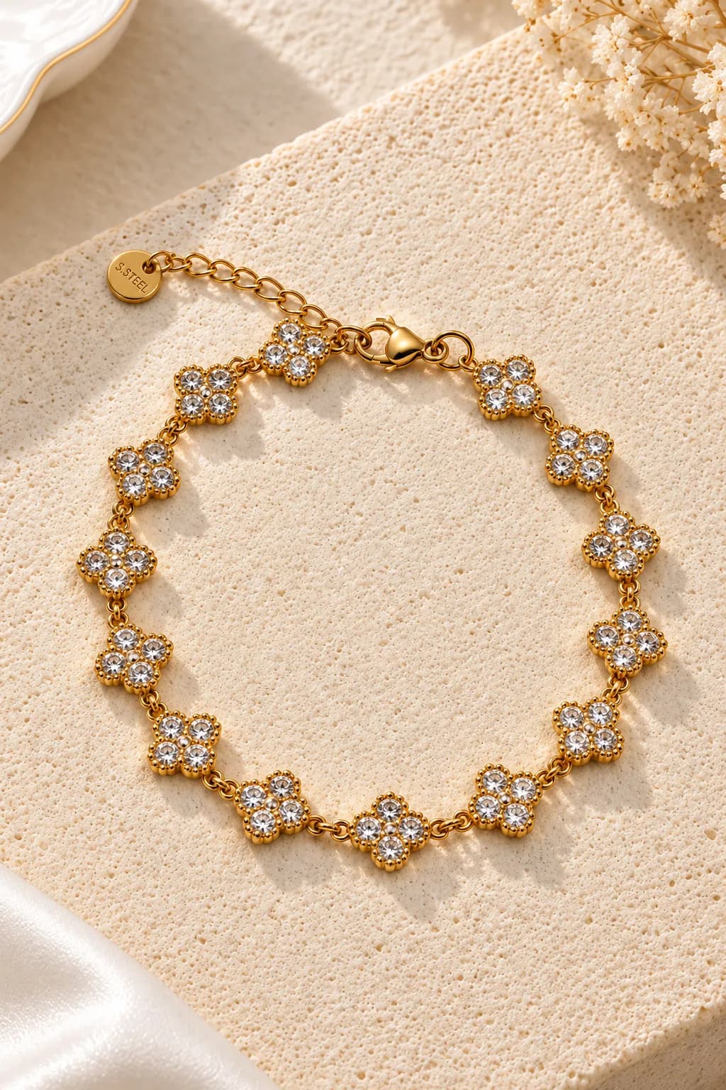 Klaver armband met steentjes wit