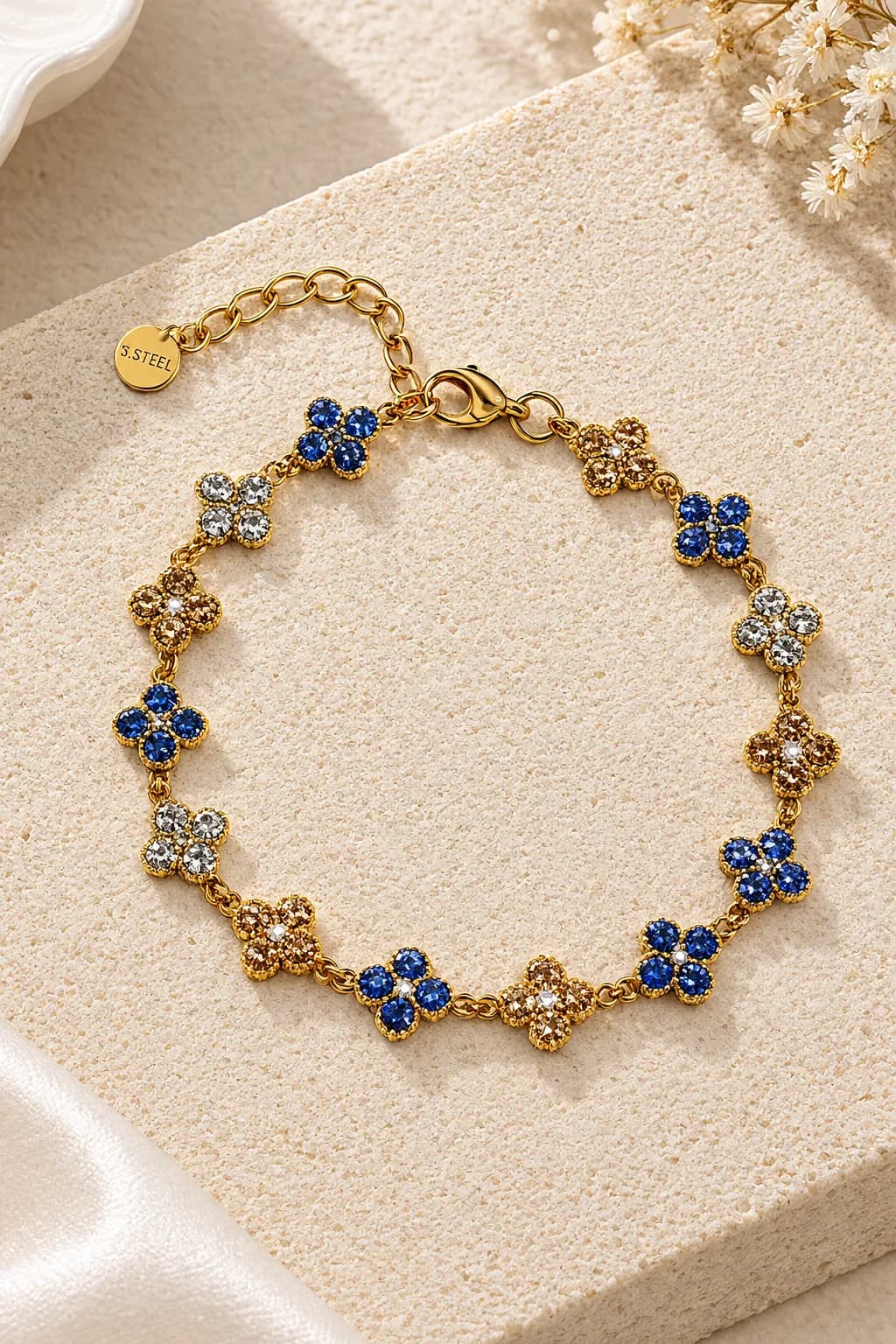 Klaver armband met steentjes blauw & goud