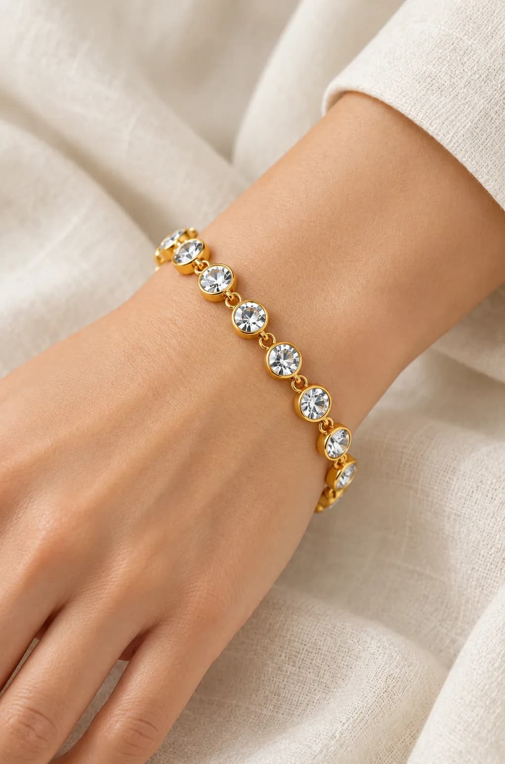Gouden armband met ronde heldere steentjes