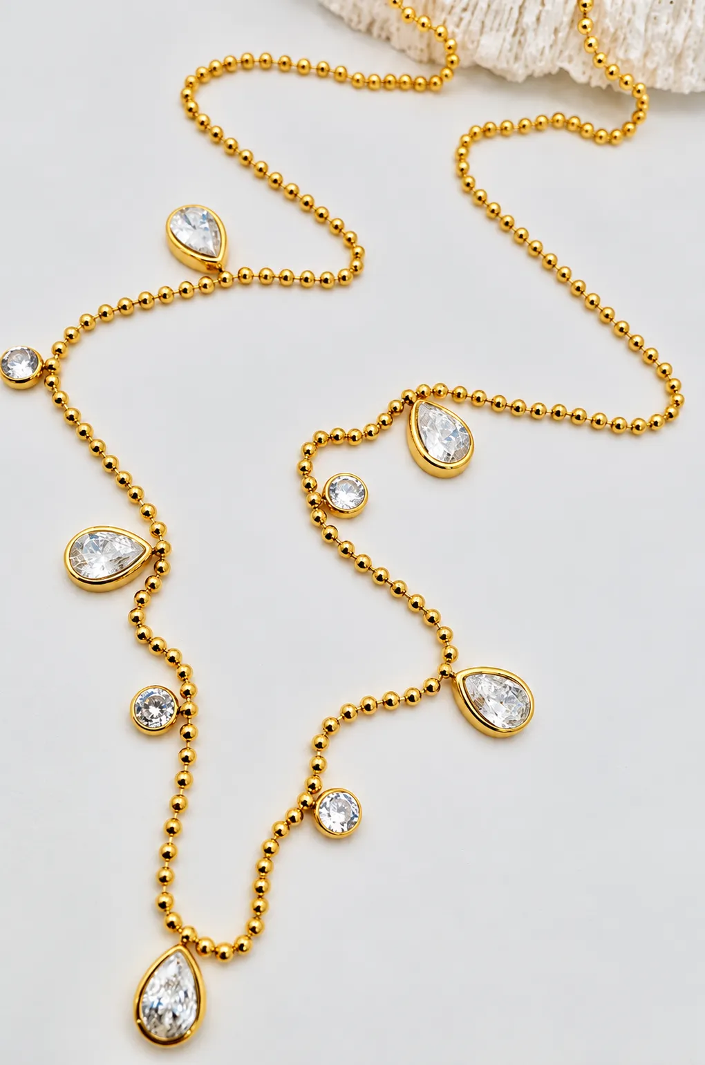 Gouden ketting met druppelvormige en ronde steentjes