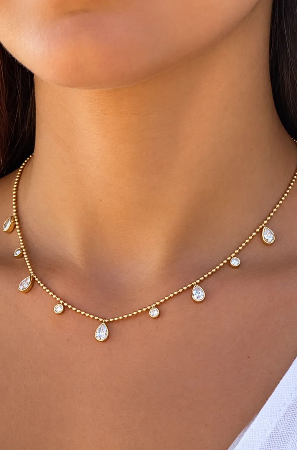 Gouden ketting met druppelvormige en ronde steentjes