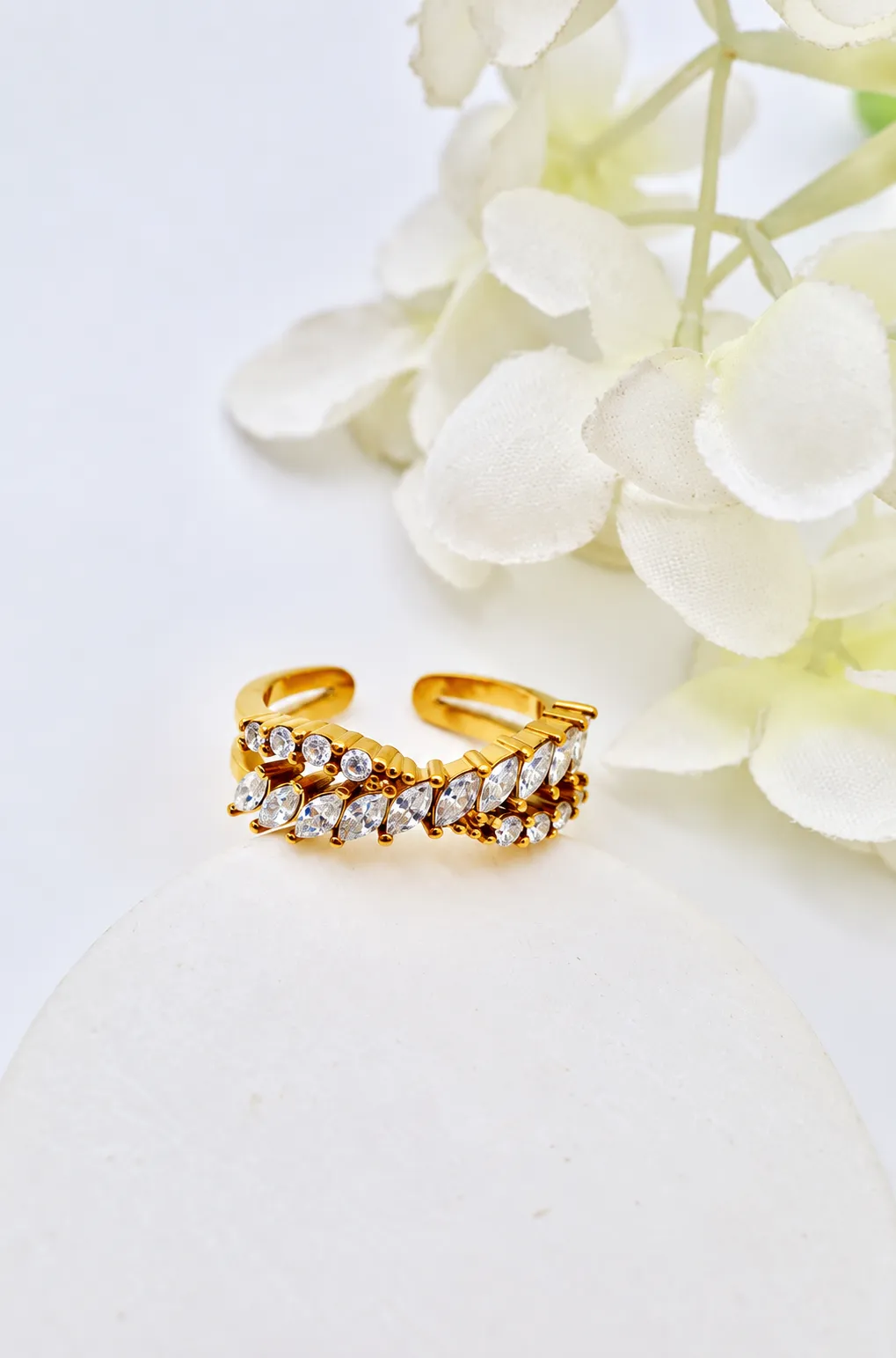 Gouden ring met ovale en ronde steentjes