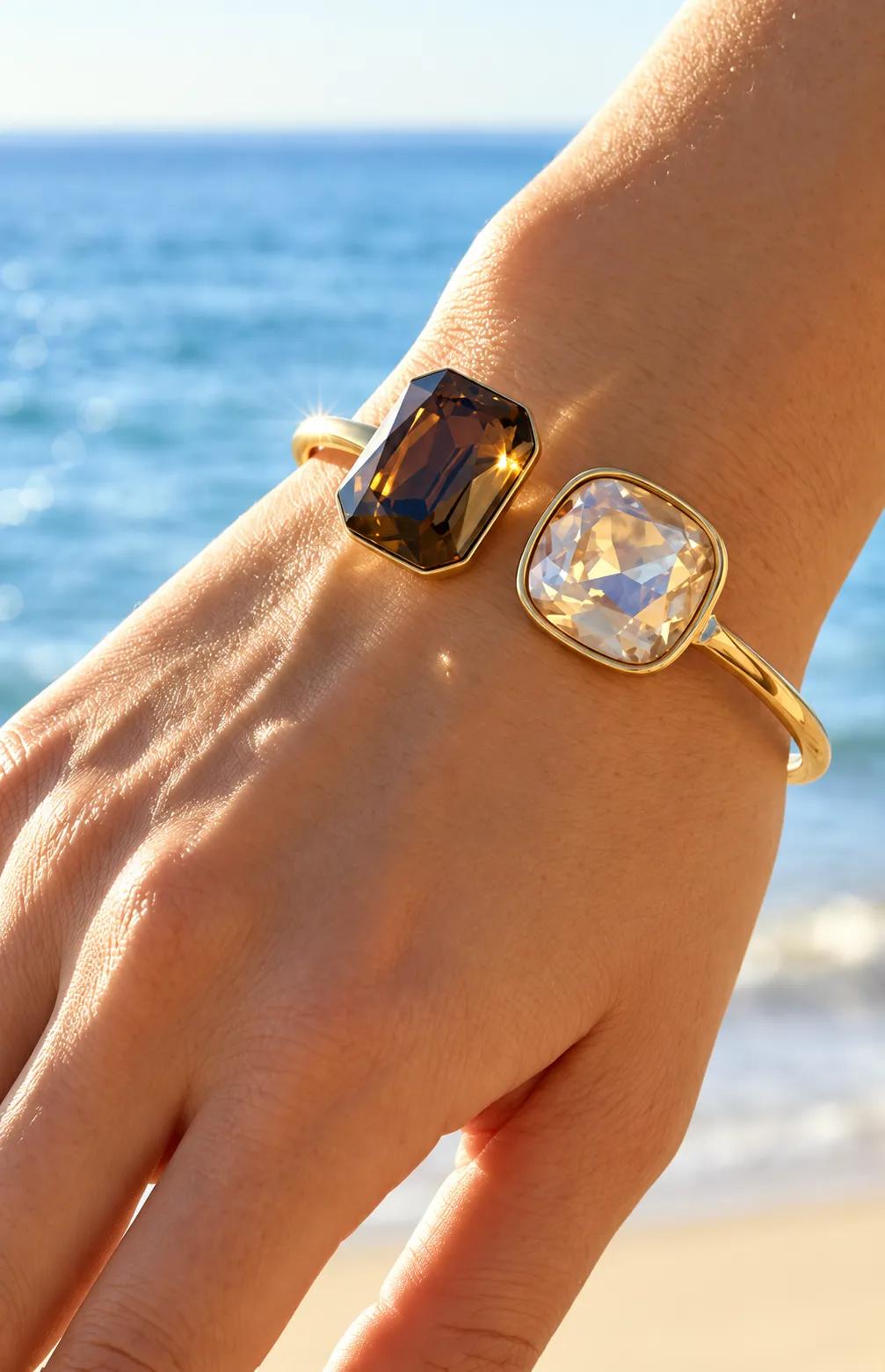 Gouden bangle armband met twee geometrische stenen