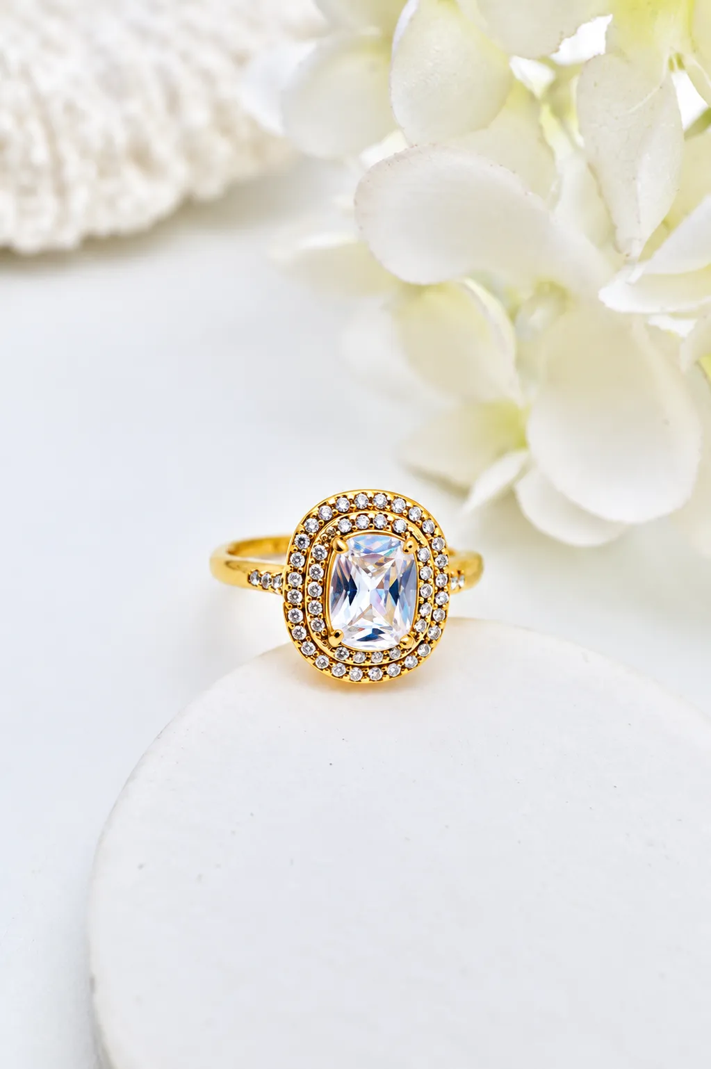 Gouden ring met rechthoekige steen