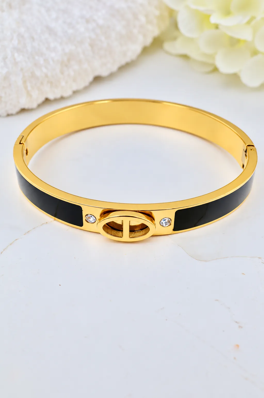 Gouden bangle armband met zwarte accenten en steentjes