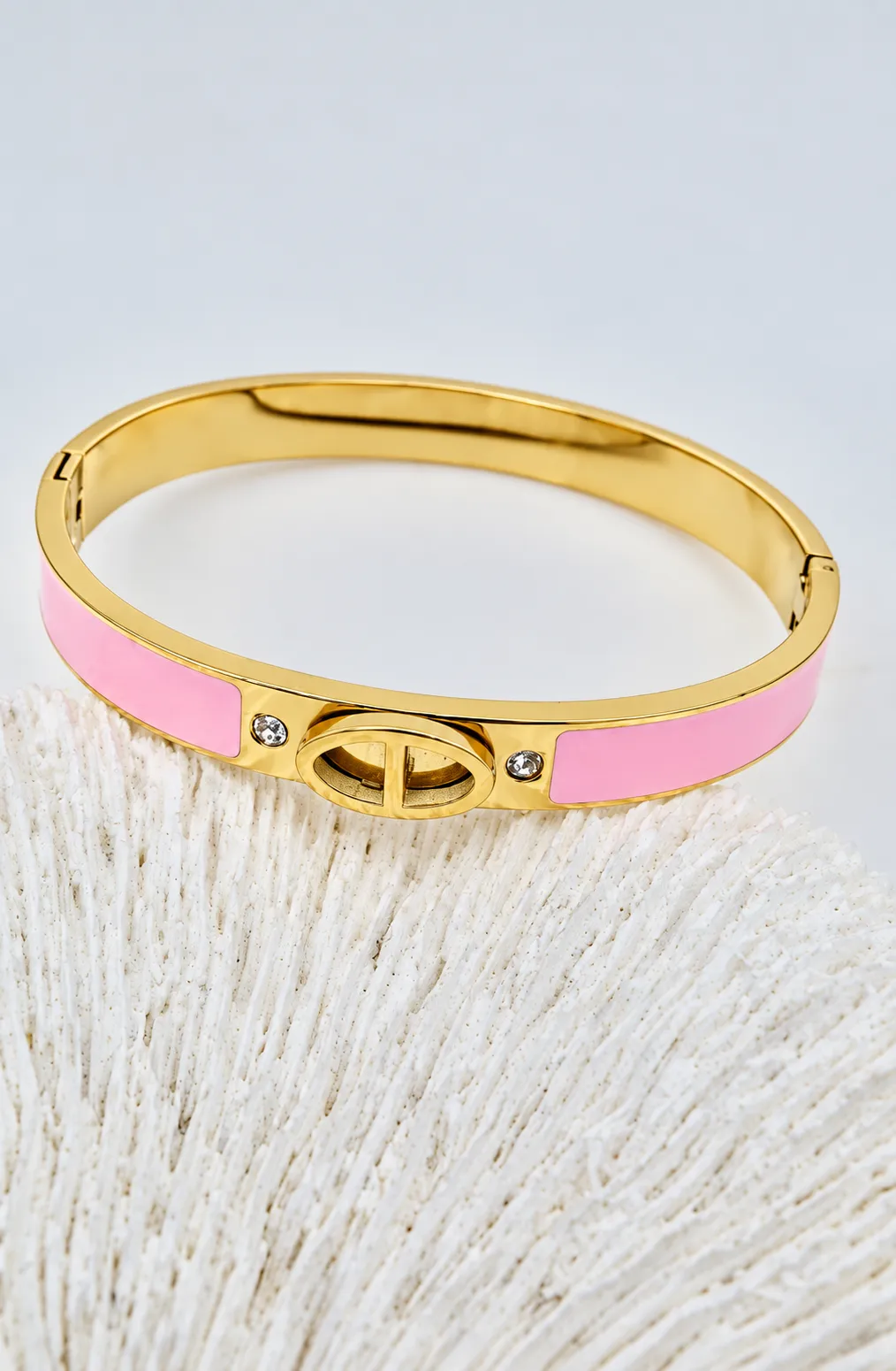 Gouden bangle armband met roze accenten en steentjes