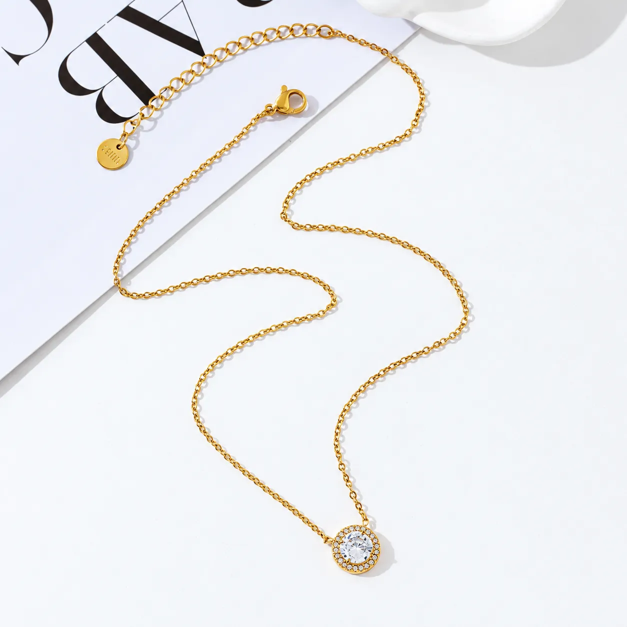 Gouden ketting met ronde hanger en steentjes