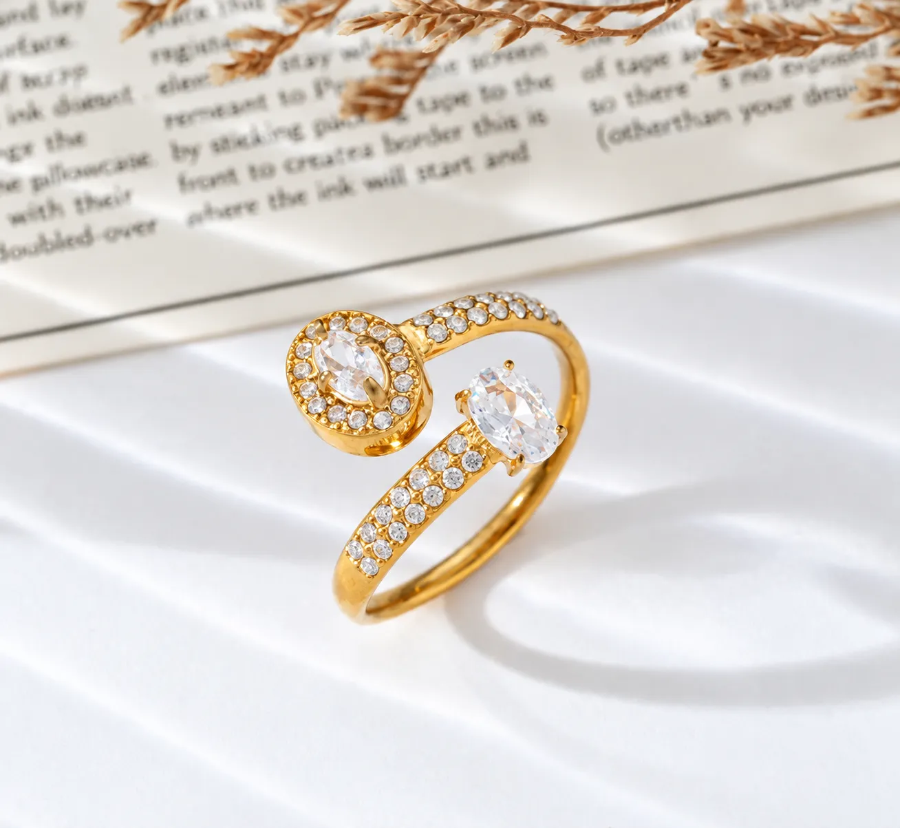 Gouden open ring met twee ovale steentjes