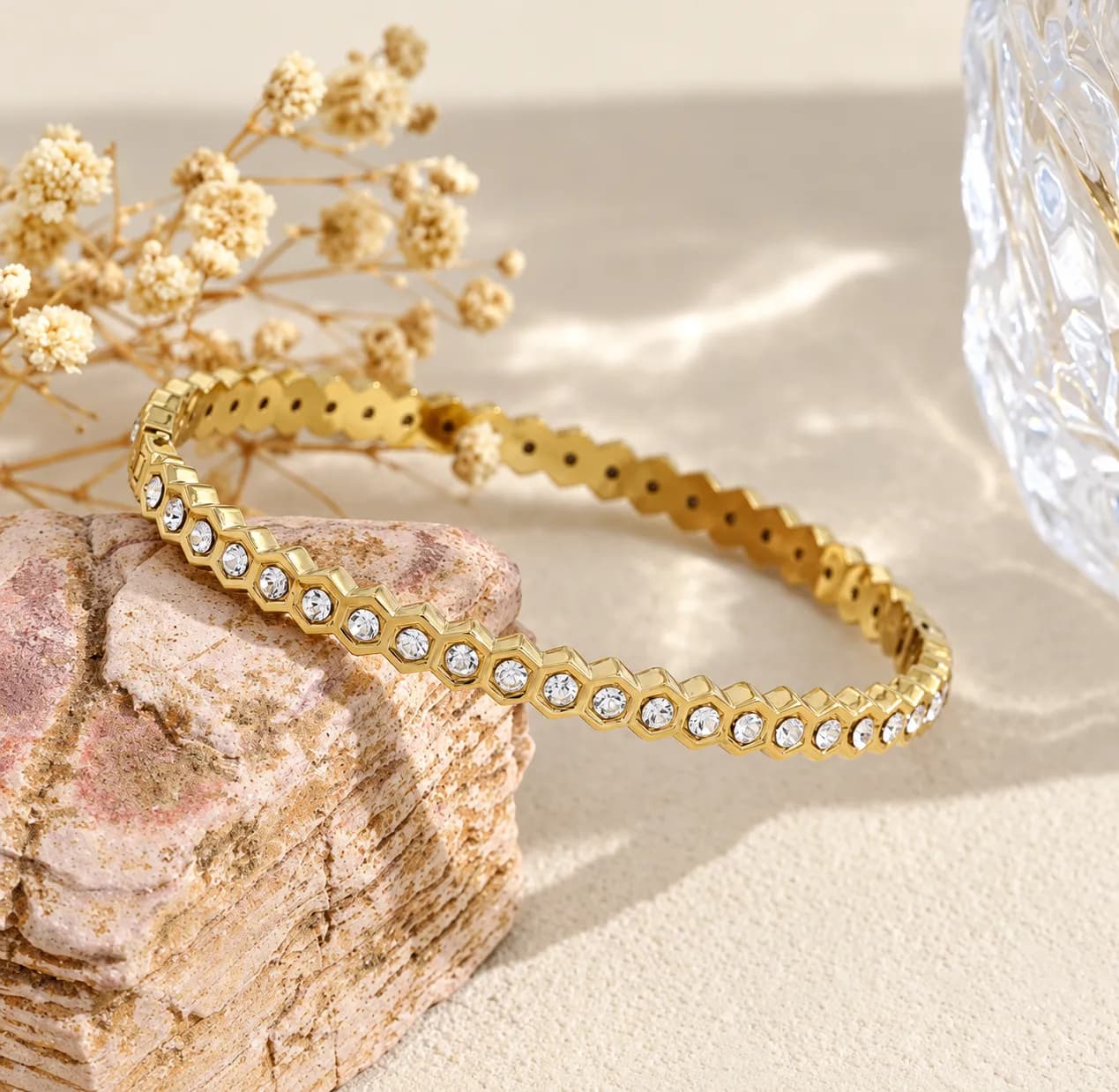 Gouden bangle armband met zeshoekige zettingen en steentjes