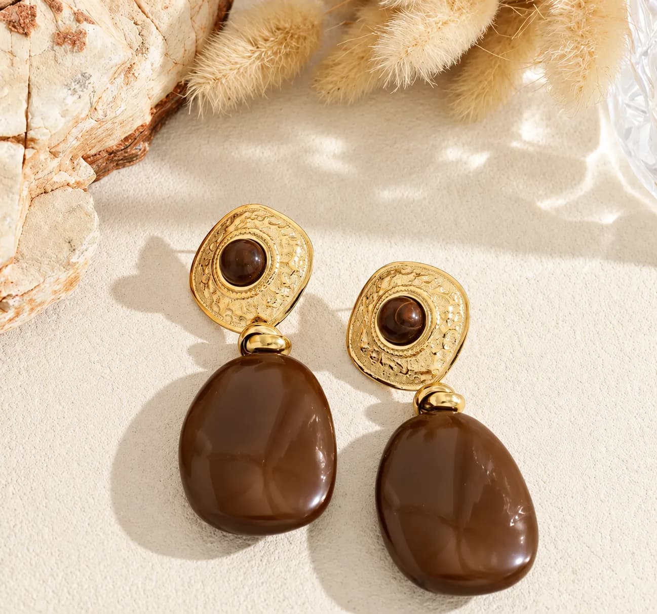 Gouden oorbellen met bruine hangers