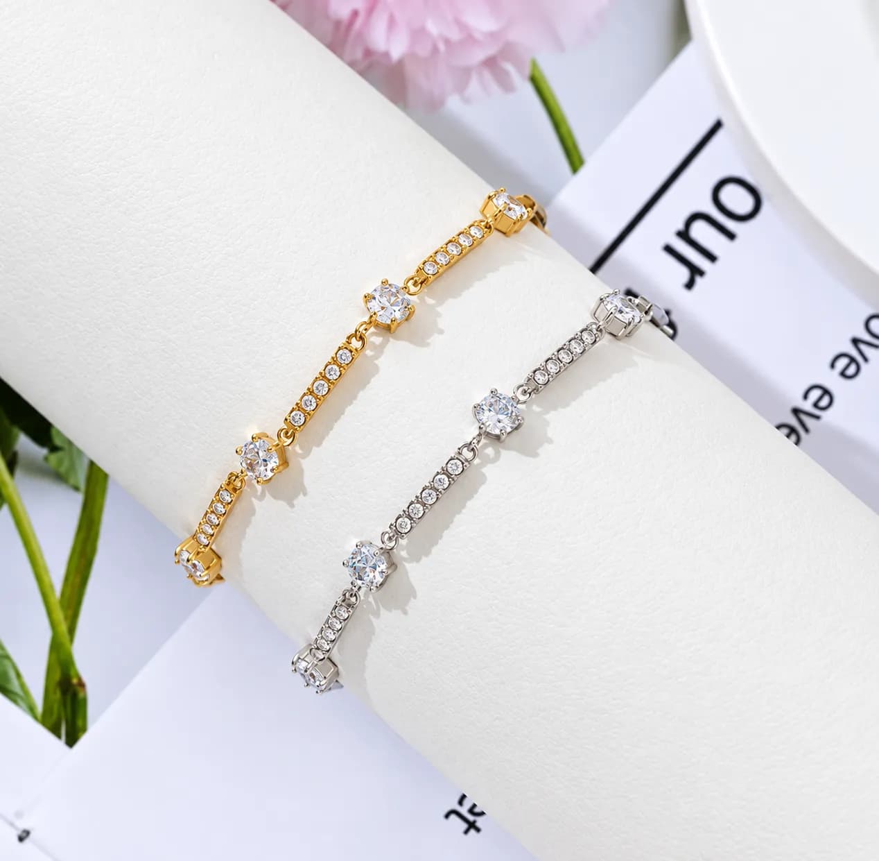 Gouden armband met ronde steentjes en fijne schakels