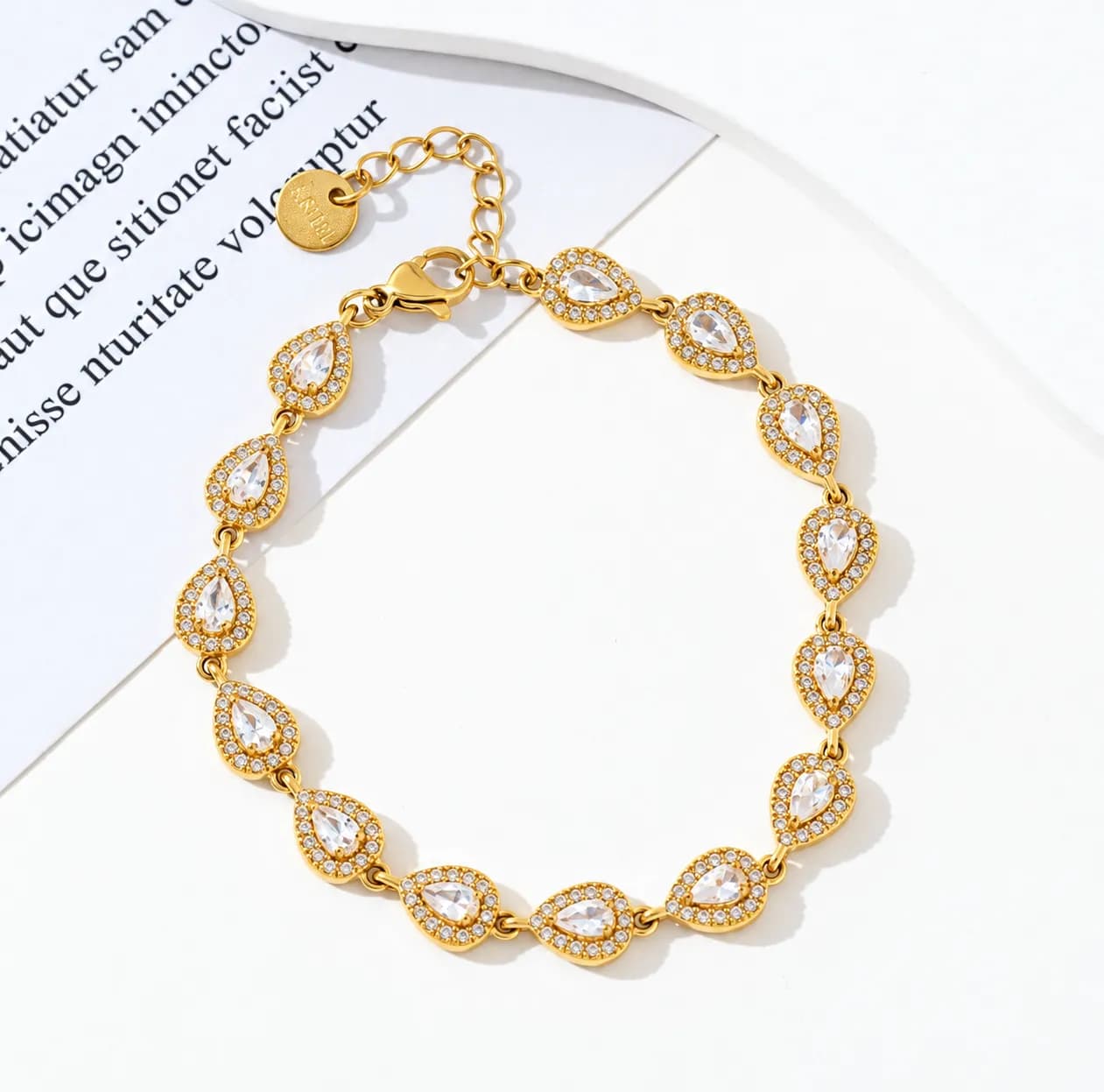 Gouden armband met druppelvormige steentjes